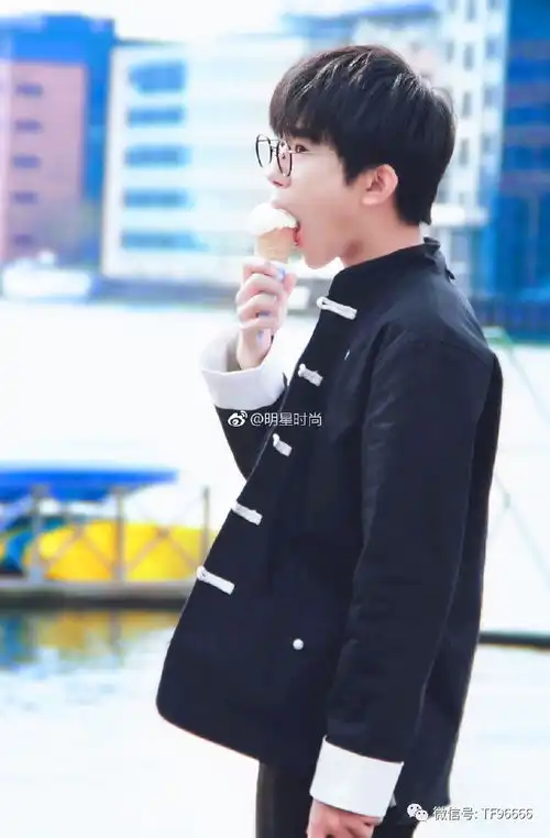 易烊千玺丹麦街拍,小王子立如芝兰玉树,笑如朗月入怀,姿容既好