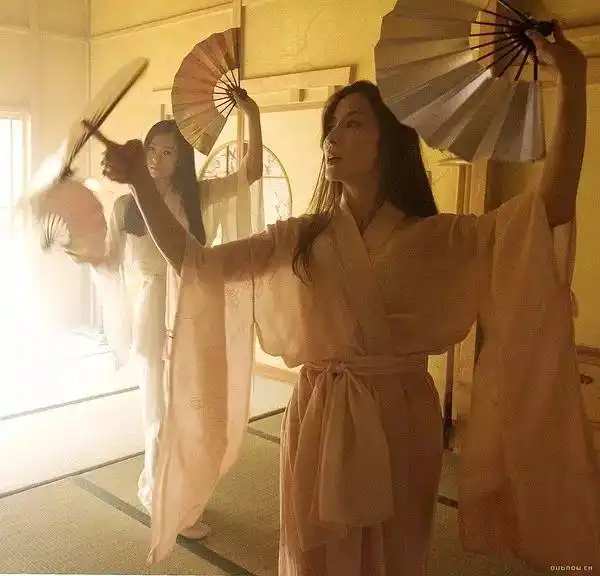 她是让巩俐都服气的大姐大,半生情路坎坷,却活得洒脱
