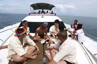 男神团上节目集体坐游艇
