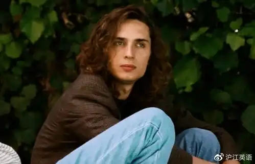 沪江网校人间芭比恋情曝光接吻摸头杀甜蜜暴击,粉丝却怒了他不配