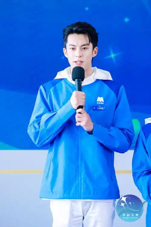 邓超黄渤张小斐主持金鸡奖闭幕式,宋丹丹说王鹤棣条件太好了
