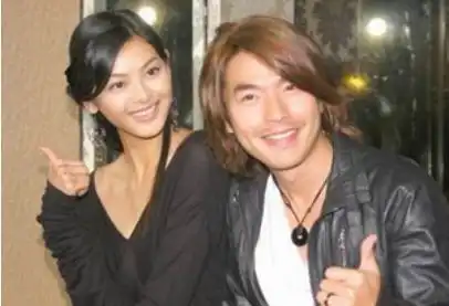 许玮伦28岁突然离世,逃不开128宿命两前任拒绝出席葬礼
