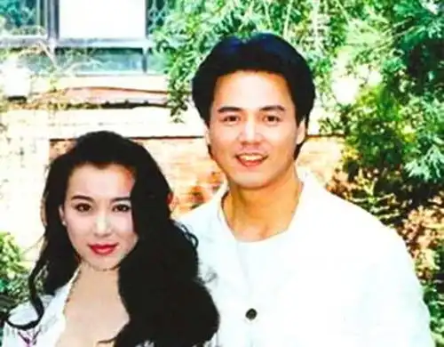 台湾第一小生,当红时成功转型地产大亨,如今娶小10岁酒窝美女
