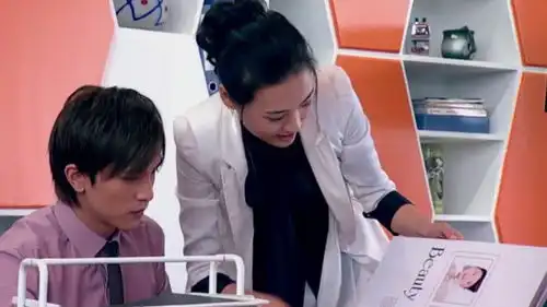 心机女高兴地要总裁帮她选婚纱,总裁满脸嫌弃,看都不想看一眼
