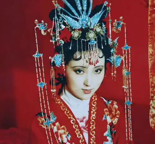 鞠婧祎新剧造型被指抄袭红楼梦,额饰完全照搬,精髓却没学到
