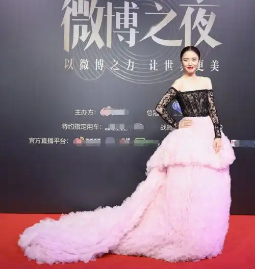 微博之夜红毯,郑爽公主范儿,赵丽颖化身黑天鹅,刘亦菲好遗憾
