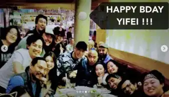 组图刘亦菲获花木兰剧组庆生笑容灿烂刘母出镜气色佳