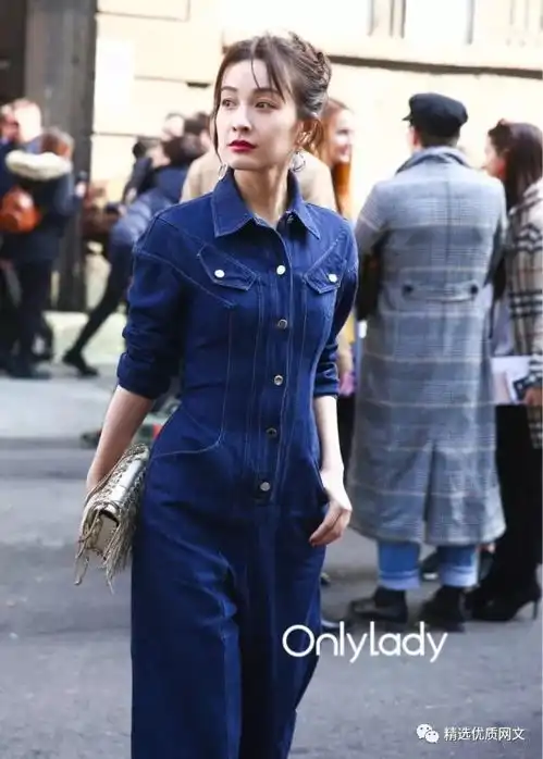 吴昕大红唇亮相米兰时装周,她到底瘦了多少,细腰太抢镜了