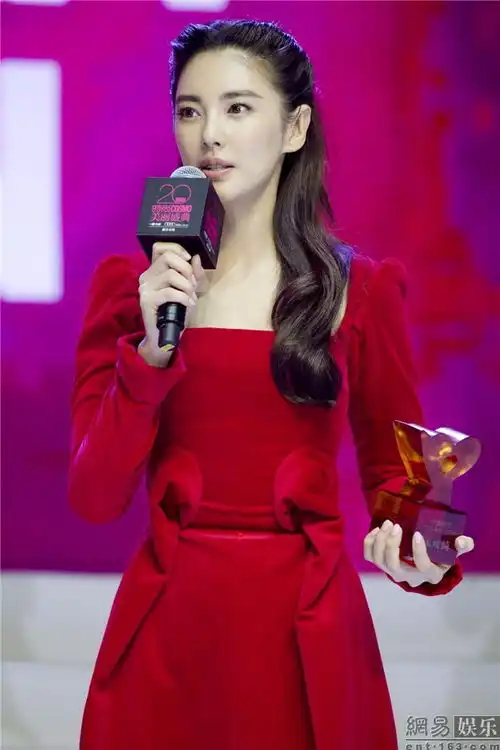 范冰冰高圆圆同场捞金汪峰前女友现身
