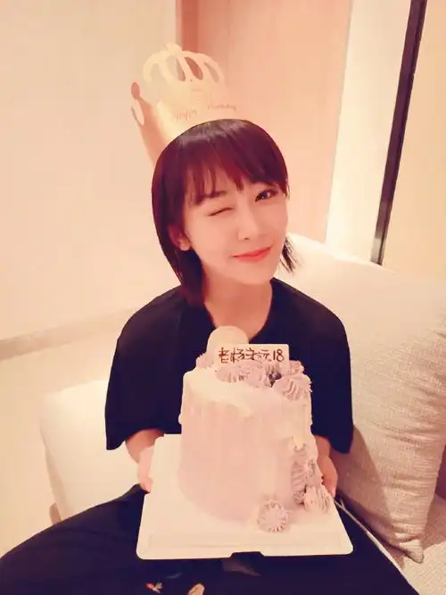 杨紫生日零点晒照庆生,第一个送上祝福的不是李现张一山,而是她
