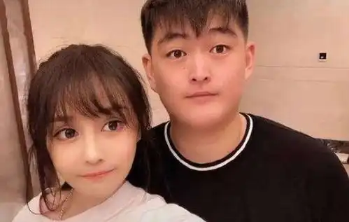 63岁赵本山近况苍老,白发泛滥似73岁,2婚妻子55岁仍娇嫩
