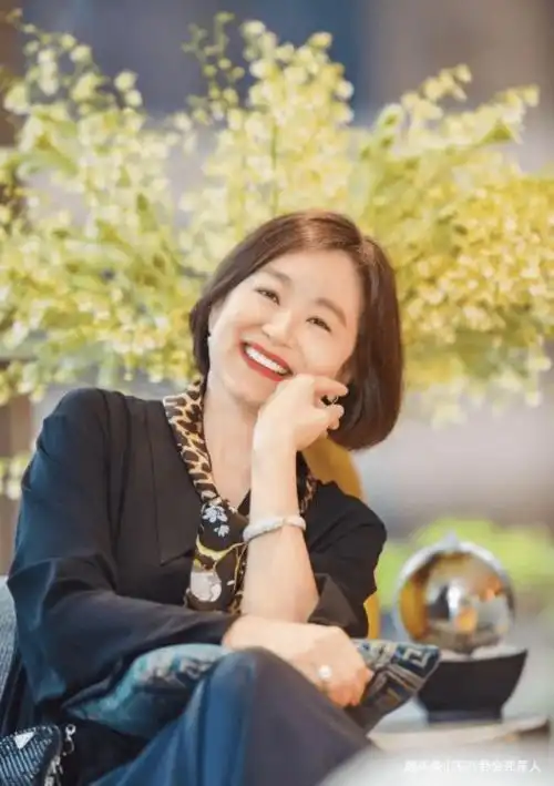 大美人也焦虑,66岁林青霞减肥22斤,53岁周慧敏狂晒年轻照