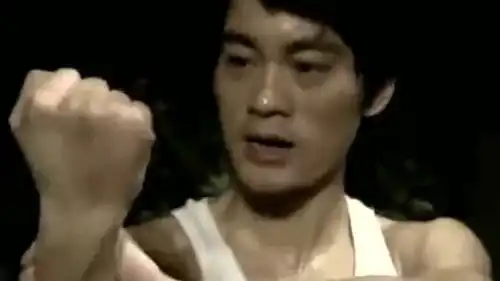 李小龙传奇李小龙课上画画,女老师骂他没教养,李小龙忍无可忍了
