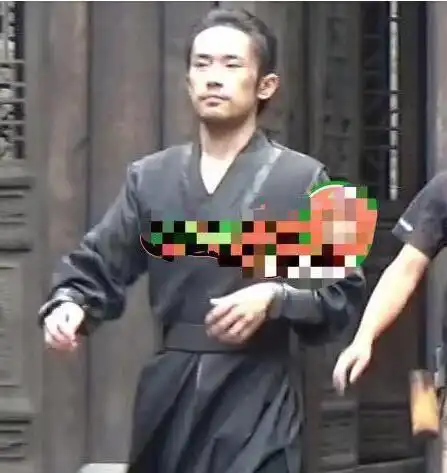 易烊千玺满江红路透剧照,满脸胡茬,仿佛老了20岁