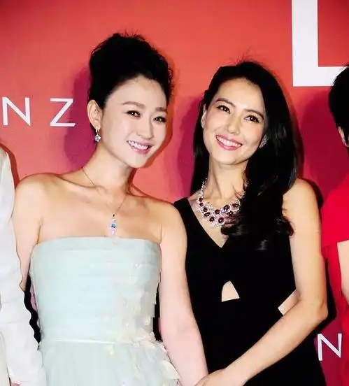 与温碧霞王丽坤同走红毯,李小冉秒杀,谁敢相信她44岁了
