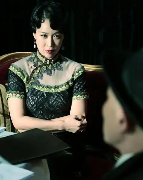 穿上旗袍的那英气场强大,胡静则是淡妆配纯色旗袍楚楚可人