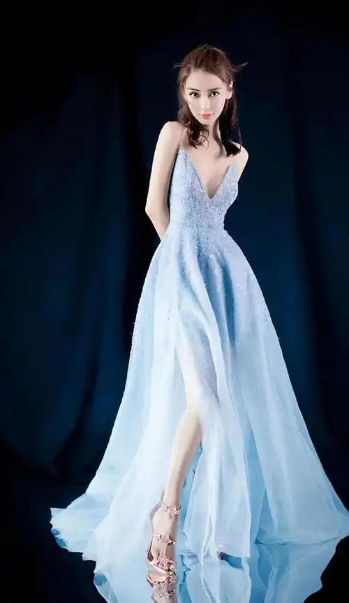 杨颖瘦到什么程度了穿一身黑走路似竹竿这样的她你们喜欢吗