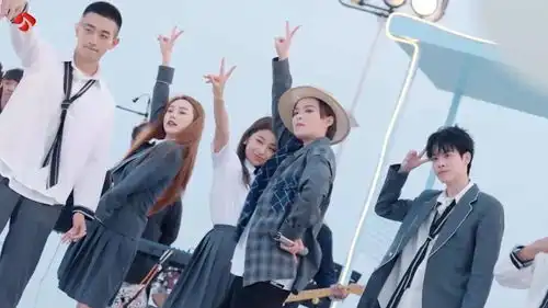 怦然心动20岁暖心收官海边唱响毕业歌会