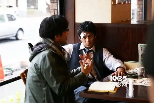 恶魔蛙男曝片场照小栗旬深入神秘地下室
