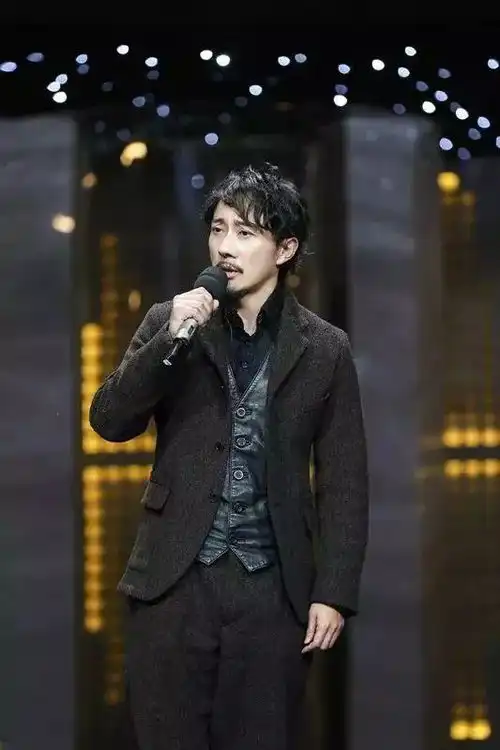 周一围潘粤明为他打call,观众被他征服,这个风骚又懂5门外语的男人终于红了