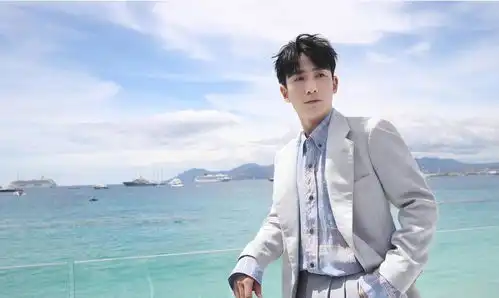 没了美颜滤镜,高清镜头现真容,朱一龙满脸皱纹差距大
