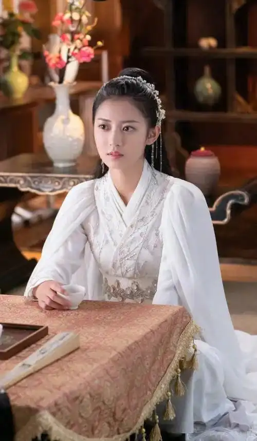 陈钰琪,年轻演员,倚天屠龙记中扮演情真意切的赵敏
