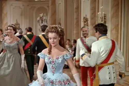 茜茜公主腰围超过50cm就绝食,看照片你就知道,什么是小蛮腰