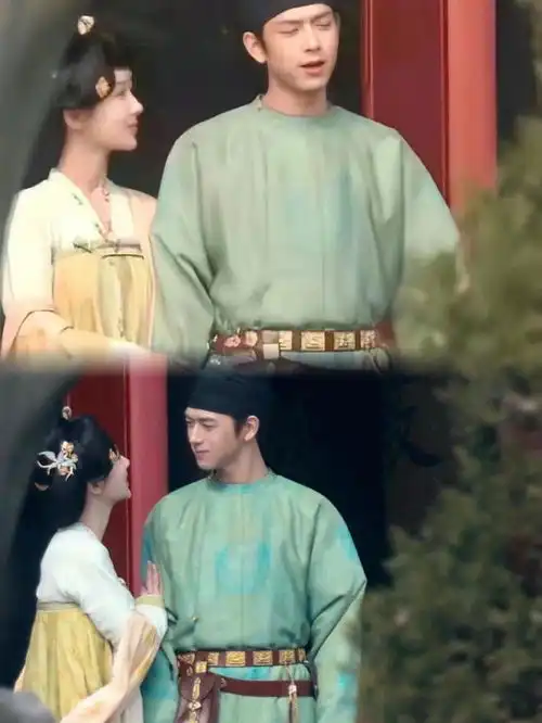 杨紫国色芳华粗麻布衣路透,身披破烂麻衣,难掩端庄之姿
