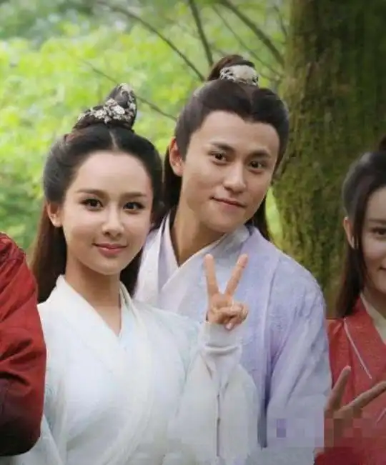 杨紫秦俊杰恋爱上了热搜,张一山宣布退出娱乐圈
