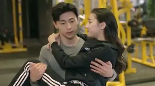 一千零一夜柏海一手就抱起了凌凌七,太甜蜜了
