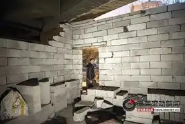 长沙流浪汉蜗居立交桥下被驱离睡人行道被泼水