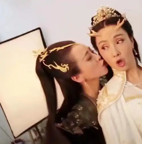 陶虹翁虹20年后再合体,嘟嘴卖萌少女感强,将参演新版春光灿烂猪八戒