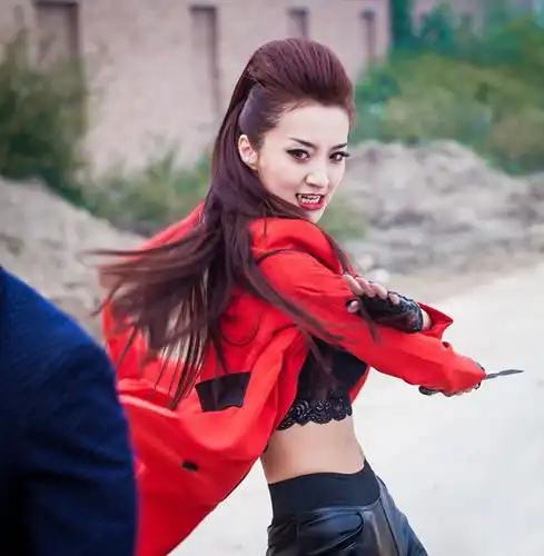 从前有座灵剑山的梁秋,成龙亲传弟子,生活照比剧里美多了