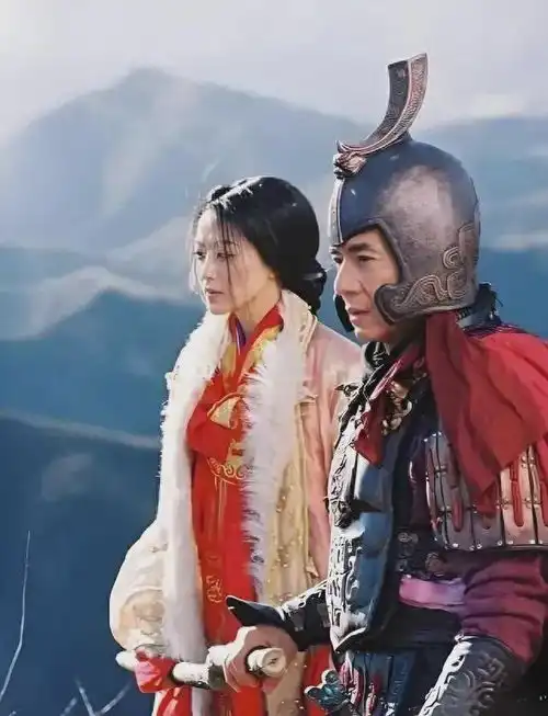 金喜善惊喜现身传奇片场,47岁依旧不老,看成龙剧照太震惊