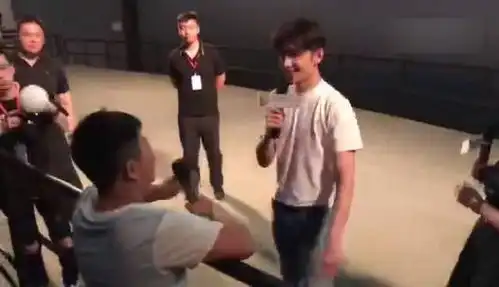 杨洋杨洋急先锋杨洋全职高手170806哈尔滨路演见面会上前拥抱的那
