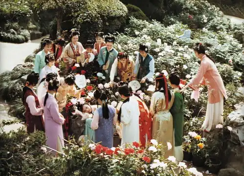 从两版湘云醉卧,看87版红楼梦的意境构图美学