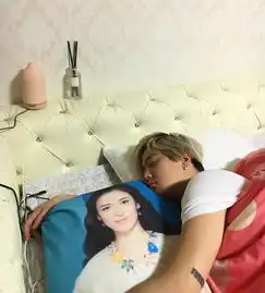 ftisland李弘基痴迷太阳的后裔抱乔妹印花枕入睡图
