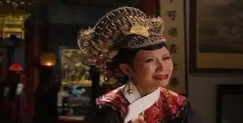 甄嬛传甄嬛笑到最后,最终还是输给了宜修,皇后头饰说明真相
