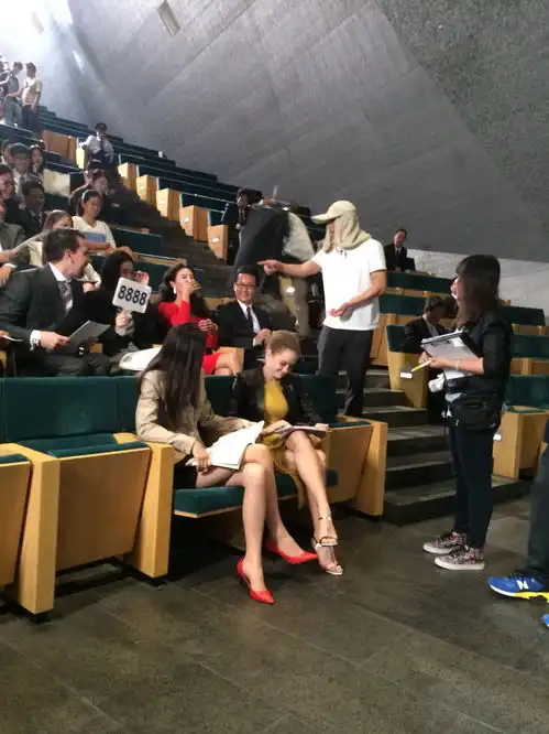 张雨绮周星驰续前缘现身片场谈笑风生气氛融洽