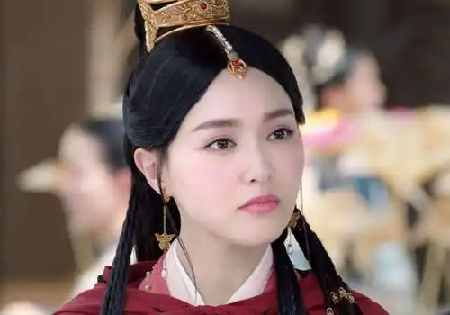 女演员强行扮嫩的风又刮到东方卫视了,硬拗的少女感真的很尬