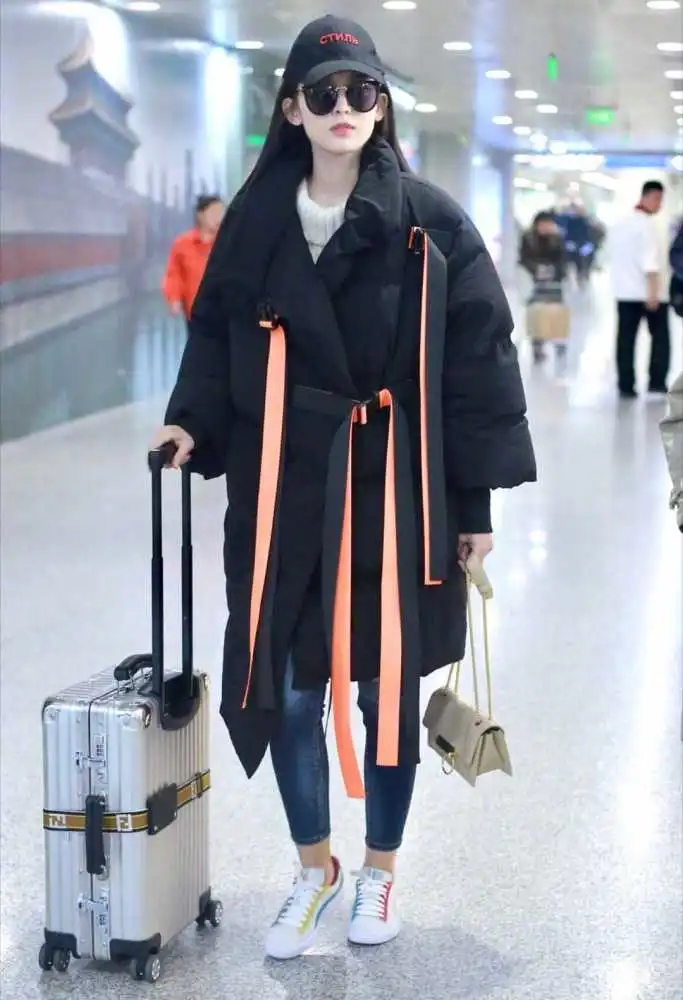 汤唯冬季造型真美,穿羽绒服搭配牛仔裤走机场,简约保暖又时髦