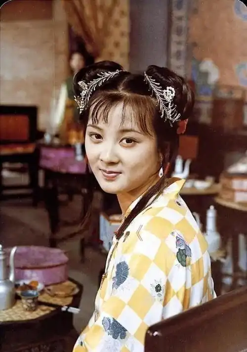 胡泽红近况,她身材略有些发福,但依旧可以看出当年惜春的影子