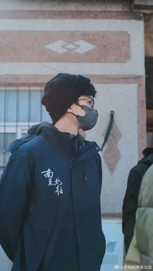 白敬亭新剧演铁路警察南来北往发布片场照