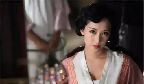 为了露兰春,卢小嘉暴打黄金荣,在军阀亲爹失势后,他的结局如何
