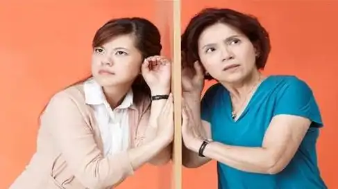 第一次见未来的婆婆,婆婆送了我一枚钻戒,我却丢到了垃圾桶