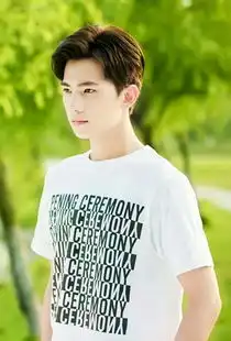 杨洋白敬亭方廷皓旋风少女里的照片像若白这张要像这张这么清楚的不要文字的
