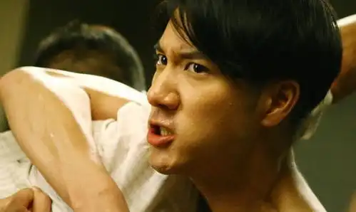 最惨明星王力宏,曾年入4亿,输给周杰伦后,直播刮胡子求围观
