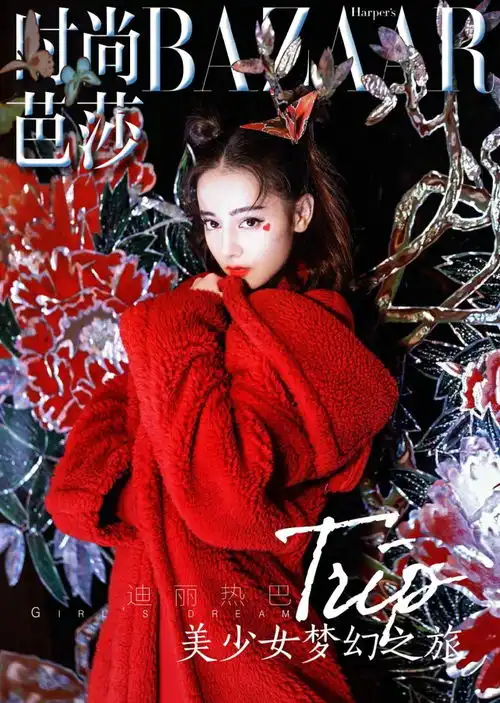 迪丽热巴怼脸拍封面,飘逸红裙的美颜暴击,时尚表现力超吸睛