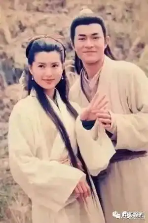 吃瓜姑姑李若彤竟然开微博了,她的年龄始终是个迷,但网友关注的却是