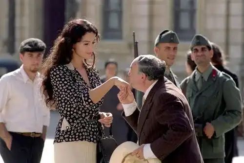 西西里的美丽传说从莫妮卡贝鲁奇那里学到的10个时尚技巧
